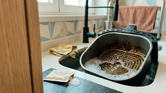 Gordura incrustada na airfryer? O método da água bem quente que solta tudo sem riscar